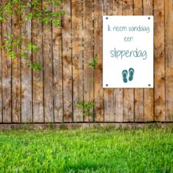 Tuinposter aan schutting, vandaag neem ik een slipperdag