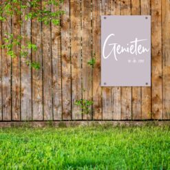 Tuinposter aan de schutting met tekst in lila lavendel kleur