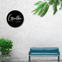 Tuinmuur met muurcirkel met tekst genieten