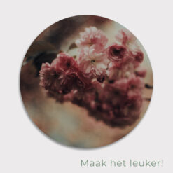 Sfeervolle ronde wanddecoratie met bloesemtakken in pastelkleuren