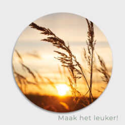 Sfeervolle ronde muurcirkel natuurprint met zonsondergang in oranje tinten