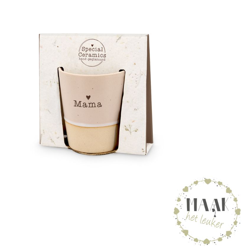 Lieve beker met opschrift Mama en hartje, ideaal als persoonlijk cadeau voor moeders.